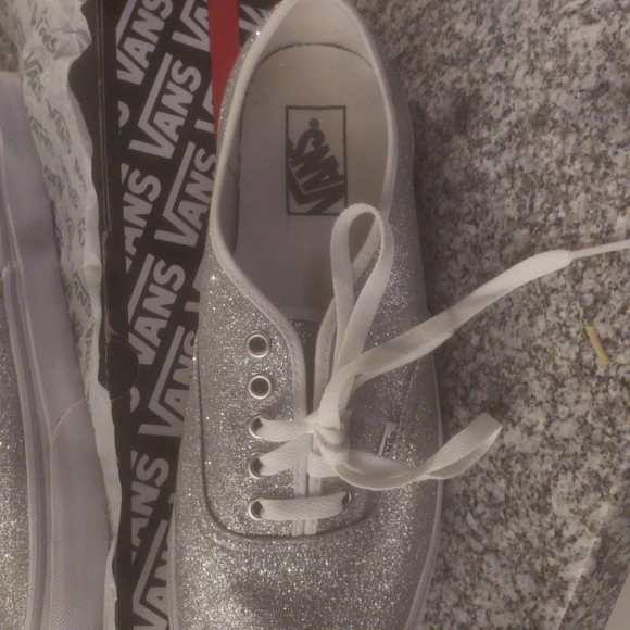 Van's - Picture 3 of 3